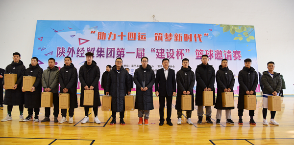 11陜外經(jīng)貿(mào)集團黨委書記、董事長肖玉龍為第一名獲獎隊頒獎_副本.jpg